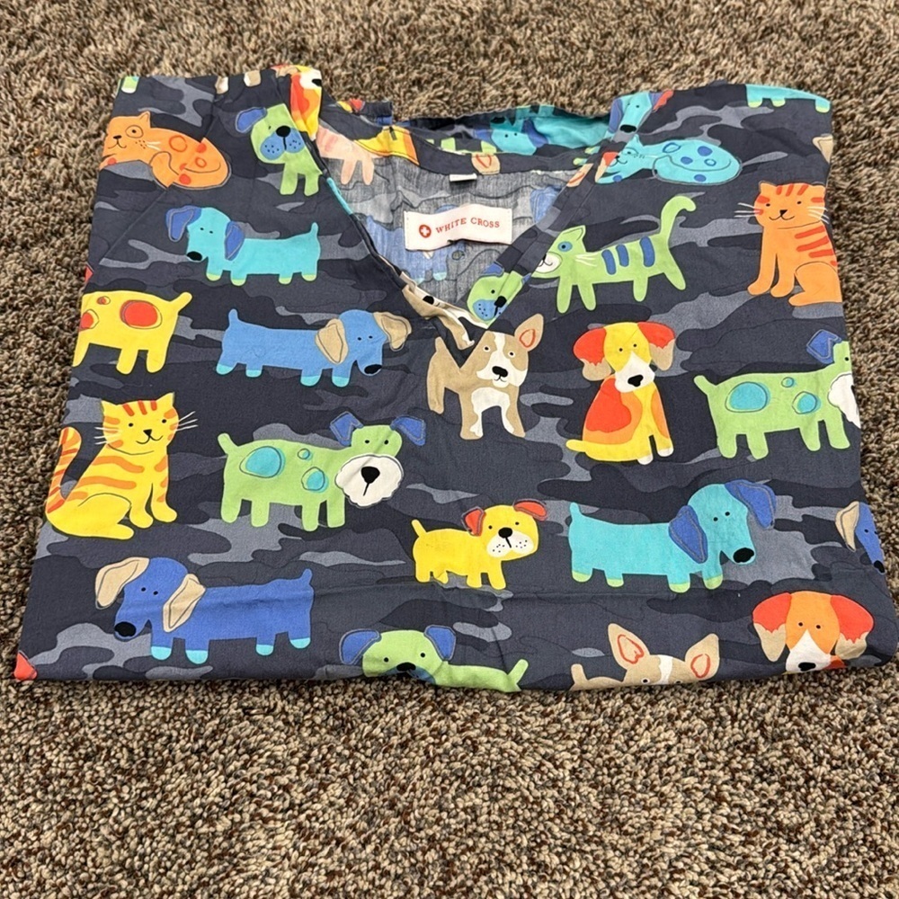 WhiteCross | ScrubTop | Size M | Color Gray with Dogs&Cats - Picture 3 of 8